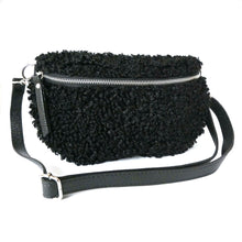 Laden Sie das Bild in den Galerie-Viewer, Crossover Bag MERANO - Made in Italy - Erlebe den absoluten Winterspaß mit unserer winterlichen Crossover Bag MERANO!