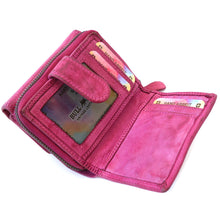 Laden Sie das Bild in den Galerie-Viewer, Unsere Geldbörse LA BOCA der Größe M ist aus weichem Rindleder in Waschlederoptik gefertigt und besticht durch ihren Vintage-Look. Sie ist handlich und geräumig und somit perfekt für den täglichen Gebrauch. Durch ihrer geringen Abmessung passt unser Model La Boca M in die kleinste Handtasche und ist somit ein idealer Begleiter für deinen nächsten Urlaub.
Mit ihren vielen genähten Kartenfächern und dem Metallreißverschluss bietet sie viel Platz und Sicherheit für deine wichtigsten Bankkarten.
