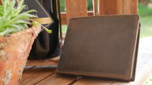Laden Sie das Bild in den Galerie-Viewer, Herren Geldbörse in Voll-Lederausstattung, dunkelbraun, 2 Scheinfächer, Münzenfach mit Druckknopfverschluss und integriertem Chipfach für Einkaufsagen, 6 genähte Kartenfächer, RID-Schutz , viele Einsteckfächer, eines avon mit Sichtfenster.