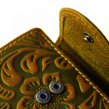 Laden Sie das Bild in den Galerie-Viewer, Geldbörse SWING FLORAL - Farbe Cognac-Braun, Hochformat, Außenriegel, tiefes Scheinfach, Echtleder, RFID-Schutz