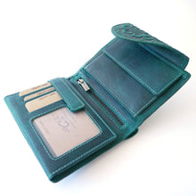 Laden Sie das Bild in den Galerie-Viewer, Geldbörse SWING FLORAL - Petrol, Hochformat, Außenriegel, tiefes Scheinfach, Echtleder, RFID-Schutz