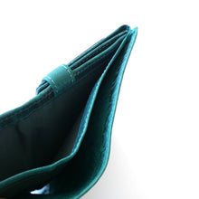 Laden Sie das Bild in den Galerie-Viewer, Geldbörse SWING FLORAL - Petrol, Hochformat, Außenriegel, tiefes Scheinfach, Echtleder, RFID-Schutz