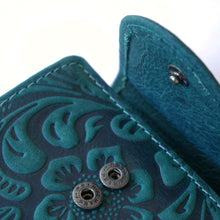Laden Sie das Bild in den Galerie-Viewer, Geldbörse SWING FLORAL - Petrol, Hochformat, Außenriegel, tiefes Scheinfach, Echtleder, RFID-Schutz