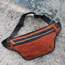 Laden Sie das Bild in den Galerie-Viewer, Slingbag - Bauchtasche mit Lammfellimitat braun schwarz