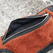 Laden Sie das Bild in den Galerie-Viewer, Slingbag - Bauchtasche mit Lammfellimitat braun schwarz