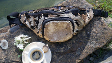 Laden Sie das Bild in den Galerie-Viewer, Slingbag - Bauchtasche mIt Pailletten schwarz gold