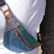 Laden Sie das Bild in den Galerie-Viewer, Slingbag - Bauchtasche mIt Sparkling Glitter blau rose gold