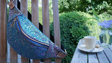Laden Sie das Bild in den Galerie-Viewer, Slingbag - Bauchtasche mIt Sparkling Glitter blau rose gold