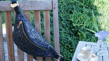 Laden Sie das Bild in den Galerie-Viewer, Slingbag - Bauchtasche mIt Sparkling Glitter schwarz gold
