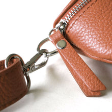 Laden Sie das Bild in den Galerie-Viewer, moderne Bauchtasche in braun - Sling Bag - Guerteltasche - Made in Italy