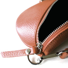 Laden Sie das Bild in den Galerie-Viewer, moderne Bauchtasche in braun - Sling Bag - Guerteltasche - Made in Italy