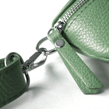 Laden Sie das Bild in den Galerie-Viewer, moderne Bauchtasche in olivgruen - Sling Bag - Guerteltasche - Made in Italy