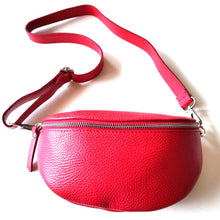 Laden Sie das Bild in den Galerie-Viewer, moderne Bauchtasche in rot - Sling Bag - Guerteltasche - Made in Italy