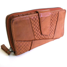 Laden Sie das Bild in den Galerie-Viewer, Reißverschluss Geldbörse CAPE TOWN - 16 Kartenfächer, tiefes Scheinfach, zweigeteiltes Münzfach, USED-OPTIK, Echtleder