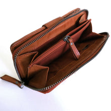 Laden Sie das Bild in den Galerie-Viewer, Reißverschluss Geldbörse CAPE TOWN - 16 Kartenfächer, tiefes Scheinfach, zweigeteiltes Münzfach, USED-OPTIK, Echtleder