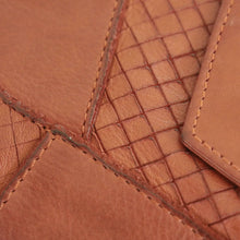 Laden Sie das Bild in den Galerie-Viewer, Reißverschluss Geldbörse CAPE TOWN - 16 Kartenfächer, tiefes Scheinfach, zweigeteiltes Münzfach, USED-OPTIK, Echtleder