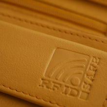 Laden Sie das Bild in den Galerie-Viewer, Geldbörse SAHARA - goldgelb, 9 Kartenfächer mit RFID-Schutz, 3 Scheinfächer