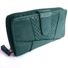 Laden Sie das Bild in den Galerie-Viewer, Reißverschluss Geldbörse CAPE TOWN - 16 Kartenfächer, tiefes Scheinfach, zweigeteiltes Münzfach, USED-OPTIK, Echtleder