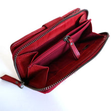 Laden Sie das Bild in den Galerie-Viewer, Reißverschluss Geldbörse CAPE TOWN - 16 Kartenfächer, tiefes Scheinfach, zweigeteiltes Münzfach, USED-OPTIK, Echtleder