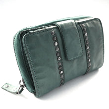 Laden Sie das Bild in den Galerie-Viewer, Reißverschluss Geldboerse im Used Look - grün - 12 Kartenfächer zweigeteiltes Muenzfach und Niet Applikationen aussen