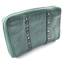 Laden Sie das Bild in den Galerie-Viewer, Reißverschluss Geldboerse im Used Look - grün - 12 Kartenfächer zweigeteiltes Muenzfach und Niet Applikationen aussen