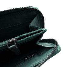 Laden Sie das Bild in den Galerie-Viewer, Reißverschluss Geldboerse im Used Look - grün - 12 Kartenfächer zweigeteiltes Muenzfach und Niet Applikationen aussen