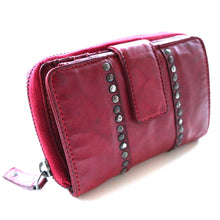 Laden Sie das Bild in den Galerie-Viewer, Reißverschluss Geldboerse im Used Look - rot - 12 Kartenfächer zweigeteiltes Muenzfach und Niet Applikationen aussen