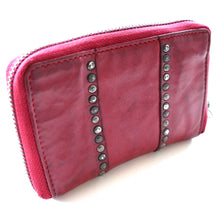 Laden Sie das Bild in den Galerie-Viewer, Reißverschluss Geldboerse im Used Look - rot - 12 Kartenfächer zweigeteiltes Muenzfach und Niet Applikationen aussen