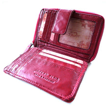 Laden Sie das Bild in den Galerie-Viewer, Reißverschluss Geldboerse im Used Look - rot - 12 Kartenfächer zweigeteiltes Muenzfach und Niet Applikationen aussen