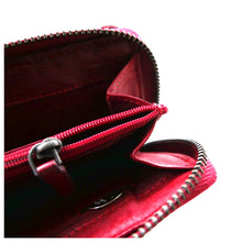Laden Sie das Bild in den Galerie-Viewer, Reißverschluss Geldboerse im Used Look - rot - 12 Kartenfächer zweigeteiltes Muenzfach und Niet Applikationen aussen
