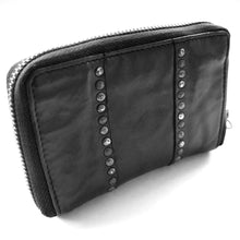 Laden Sie das Bild in den Galerie-Viewer, Reißverschluss Geldboerse im Used Look - schwarz - 12 Kartenfächer zweigeteiltes Muenzfach und Niet Applikationen aussen