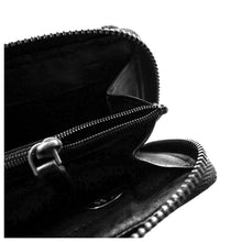 Laden Sie das Bild in den Galerie-Viewer, Reißverschluss Geldboerse im Used Look - schwarz - 12 Kartenfächer zweigeteiltes Muenzfach und Niet Applikationen aussen