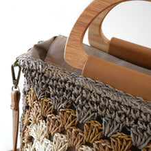 Laden Sie das Bild in den Galerie-Viewer, Handtasche LA GOMERA - Basttasche, Vegan, Holzhenkel und Trageriemen