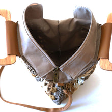 Laden Sie das Bild in den Galerie-Viewer, Handtasche LA GOMERA - Basttasche, Vegan, Holzhenkel und Trageriemen