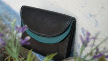 Laden Sie das Bild in den Galerie-Viewer, Mini Leder Geldbeutel zweifarbig in schwarz tuerkis mit Platz fuer drei Bankkarten