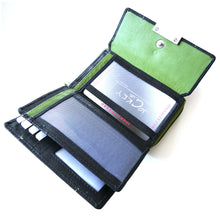 Laden Sie das Bild in den Galerie-Viewer, Geldbeutel Leder mit Knopf und Reissverschluss schwarz gruen