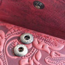 Laden Sie das Bild in den Galerie-Viewer, Reißverschluss Geldbörse FIORI - rot, geprägtes Blütenmuster, 16 Kartenfächer mit RFID Schutz, 2 Scheinfächer, Echtleder