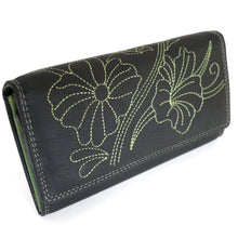 Laden Sie das Bild in den Galerie-Viewer, Damen Leder Geldboerse gruen mit gesticktem Blumenmotiv und Druckknopf Verschluss