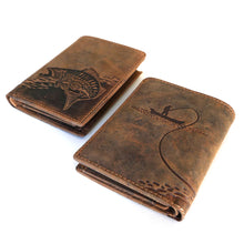 Laden Sie das Bild in den Galerie-Viewer, herren naturleder geldboerse mit karpfen und anglermotiv in braun