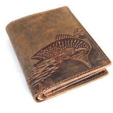 Laden Sie das Bild in den Galerie-Viewer, herren naturleder geldboerse mit karpfen und anglermotiv in braun