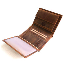 Laden Sie das Bild in den Galerie-Viewer, herren naturleder geldboerse mit karpfen und anglermotiv in braun
