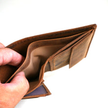 Laden Sie das Bild in den Galerie-Viewer, herren naturleder geldboerse mit karpfen und anglermotiv in braun