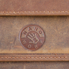 Laden Sie das Bild in den Galerie-Viewer, herren naturleder geldboerse mit karpfen und anglermotiv in braun