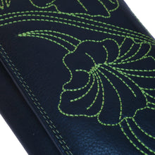 Laden Sie das Bild in den Galerie-Viewer, Damen Leder Geldboerse gruen mit gesticktem Blumenmotiv und Druckknopf Verschluss