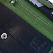 Laden Sie das Bild in den Galerie-Viewer, Damen Leder Geldboerse gruen mit gesticktem Blumenmotiv und Druckknopf Verschluss