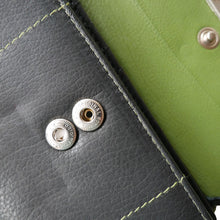Laden Sie das Bild in den Galerie-Viewer, Geldbeutel Leder mit Knopf und Reissverschluss schwarz gruen