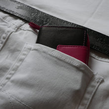 Laden Sie das Bild in den Galerie-Viewer, Geldbeutel Leder schwarz pink