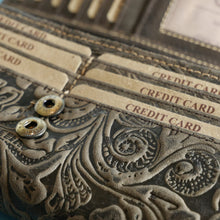 Laden Sie das Bild in den Galerie-Viewer, leder geldboerse flower und big - braun gepraegt 12 kartenfaecher mit rfid schutz 3 scheinfaecher