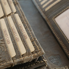 Laden Sie das Bild in den Galerie-Viewer, leder geldboerse flower und big - braun gepraegt 12 kartenfaecher mit rfid schutz 3 scheinfaecher