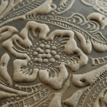 Laden Sie das Bild in den Galerie-Viewer, leder geldboerse flower und big - braun gepraegt 12 kartenfaecher mit rfid schutz 3 scheinfaecher